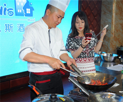 《洛陽(yáng)晚報》“曬曬家常菜”活動(dòng)在迪尼斯酒店舉行