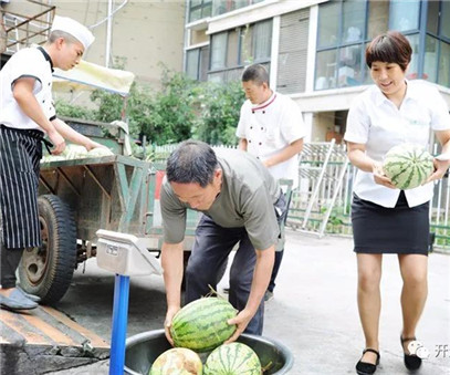 買(mǎi)下一整車(chē)西瓜，讓瓜農早點(diǎn)回家